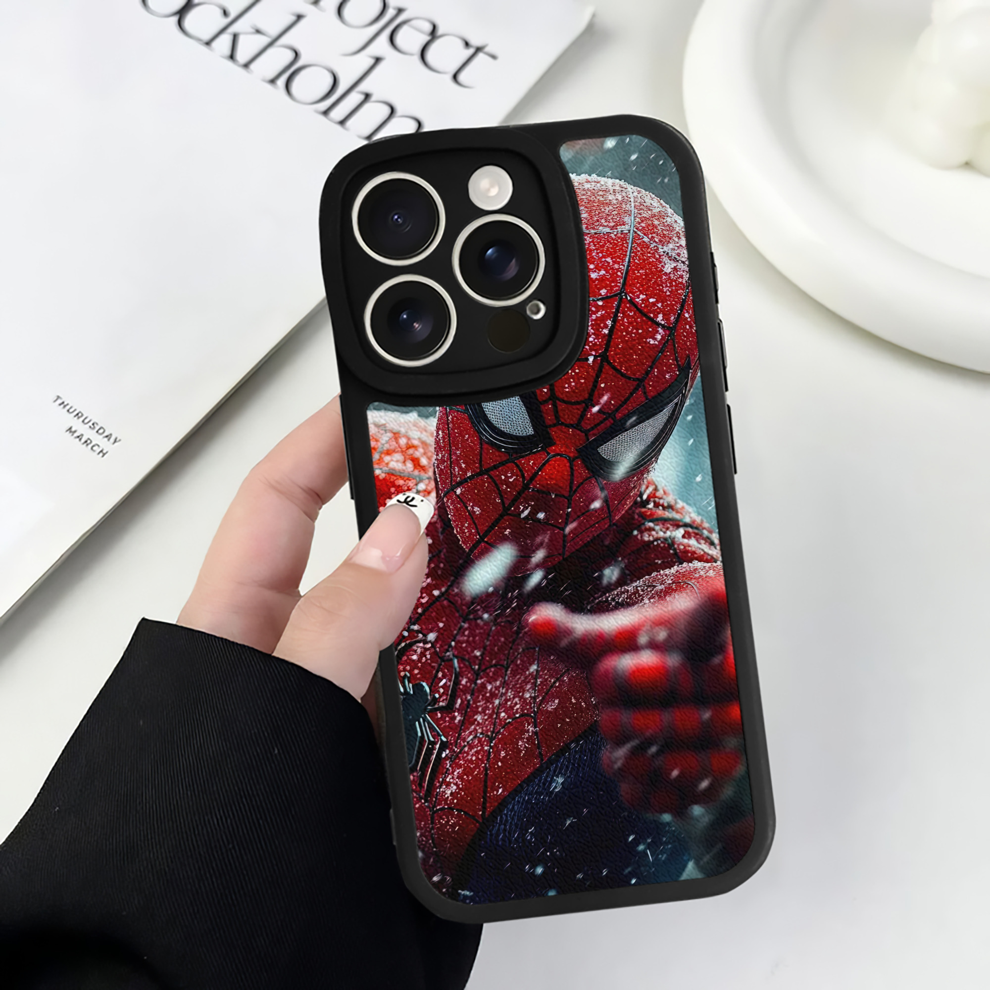 （画像用） Spider Man スパイダーマン 【iPhone 16シリーズ対応】シリコンスマホケース（レザー調） 材質：シリコン